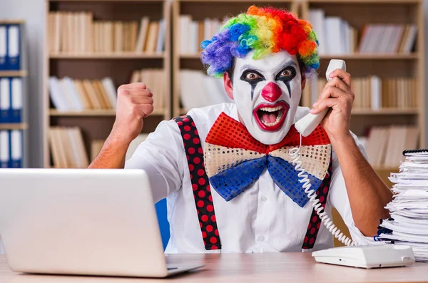 Clown affärsman som arbetar på kontoret — Stockfoto