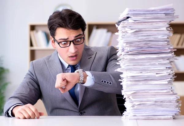 Businessman struggling to meet challenging deadlines — Stock Photo, Image