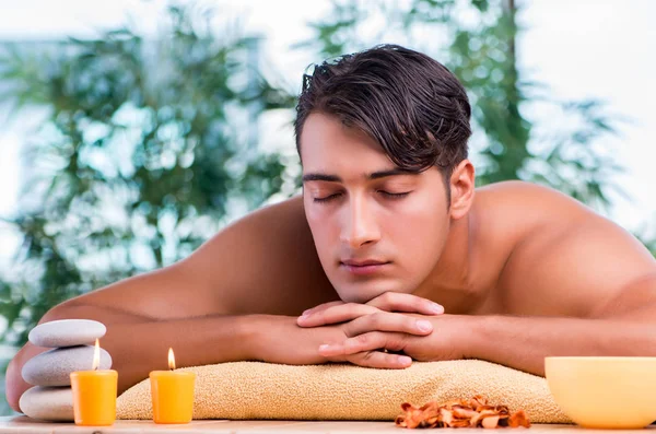 Beau homme pendant la séance de spa — Photo