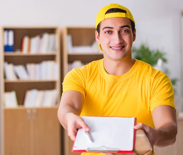 Entrega homem entregando caixa de pacote — Fotografia de Stock