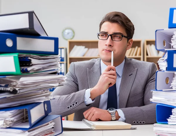 Empresario ocupado bajo estrés debido al trabajo excesivo — Foto de Stock