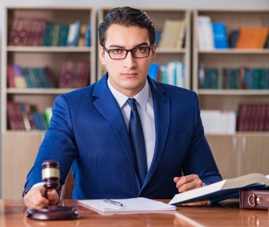 Tokmaklı yakışıklı yargıç mahkeme salonunda oturuyor.