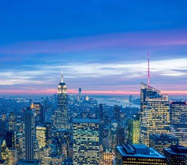 Günbatımında New York Manhattan 'ın gece manzarası
