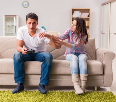 Bilgisayar oyunları bağımlılığından muzdarip genç aile