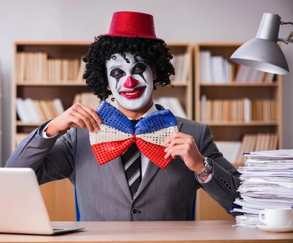 Homme d'affaires clown travaillant dans le bureau — Photo