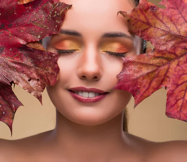 Hermosa mujer con hojas secas de otoño — Foto de Stock