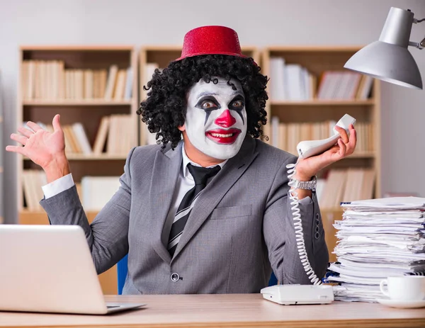 Empresario payaso trabajando en la oficina — Foto de Stock