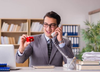 Adam yapma teklifi yere telefon