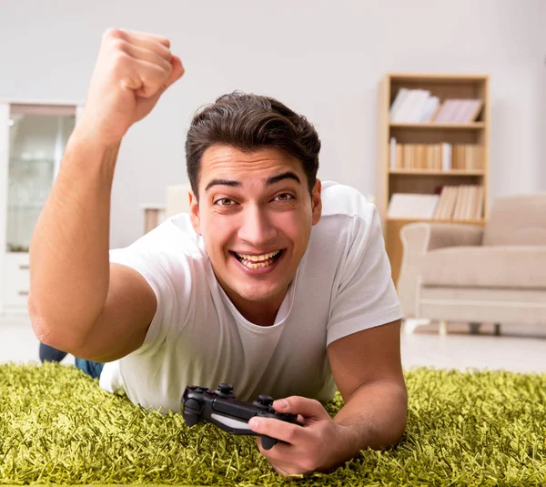 Homem viciado em jogos de computador — Fotografia de Stock