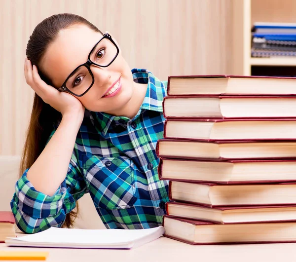 Giovane studentessa preparazione per gli esami — Foto Stock