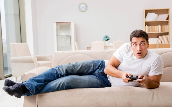 Hombre adicto a los juegos de ordenador —  Fotos de Stock
