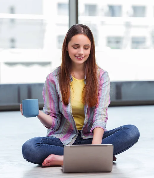 Jong meisje surfen internet op laptop — Stockfoto