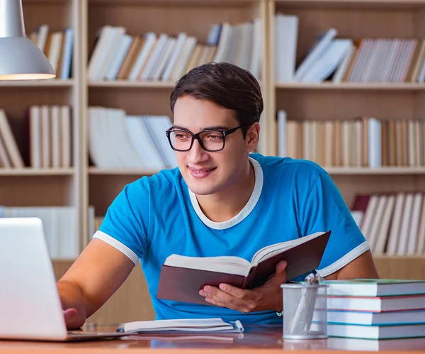 Estudiante preparándose para exámenes universitarios — Foto de Stock