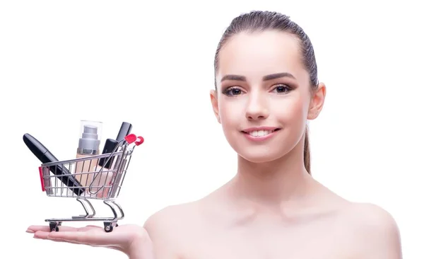 Mujer en concepto de belleza con maquillaje celebración carrito de la compra — Foto de Stock