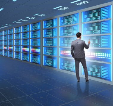 İş adamıyla büyük veri yönetimi kavramı