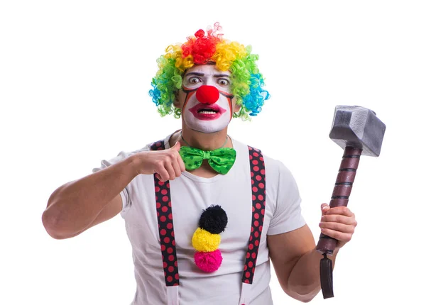 Grappige clown met een hamer geïsoleerd op witte achtergrond — Stockfoto