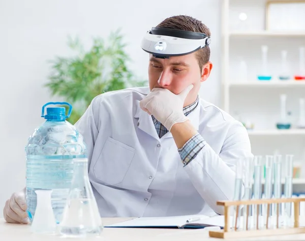 Joven estudiante de química experimentando en laboratorio — Foto de Stock