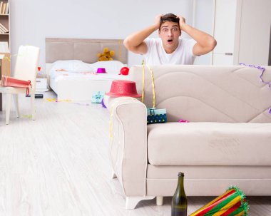 Adam evde ağır parti sonra