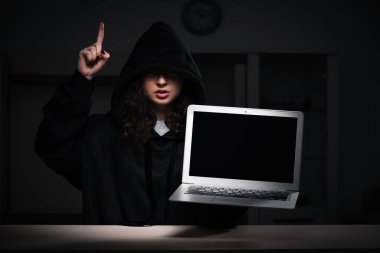 Ofiste güvenlik duvarını hackleyen kadın hacker.