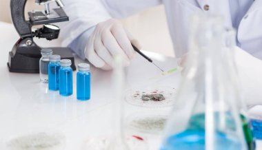 Laboratuvarda virüs aşısı üzerinde çalışan erkek doktor.