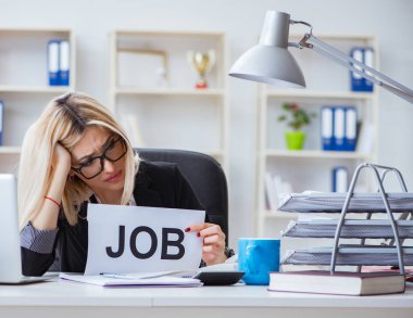 Ofiste mesajı olan genç bir iş kadını.