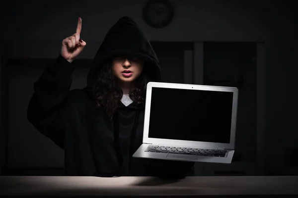 Női hacker hacker hacker biztonsági tűzfal késő irodában — Stock Fotó