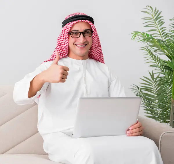 Молодий арабський бізнесмен у бізнес-концепції — стокове фото