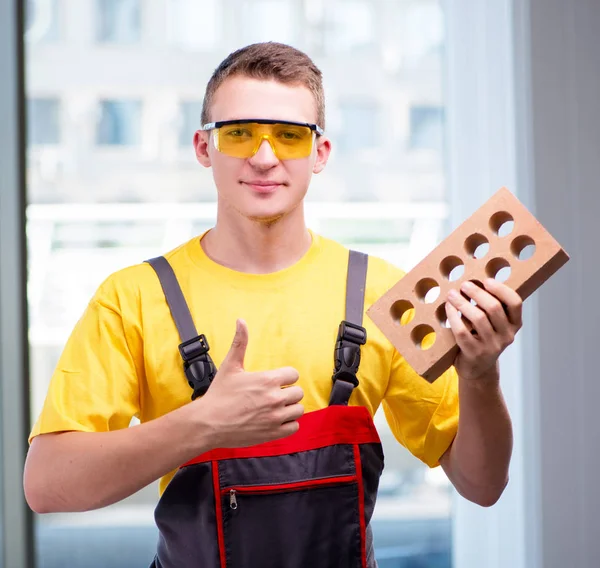 Fiatal építőmunkás sárga overallban — Stock Fotó