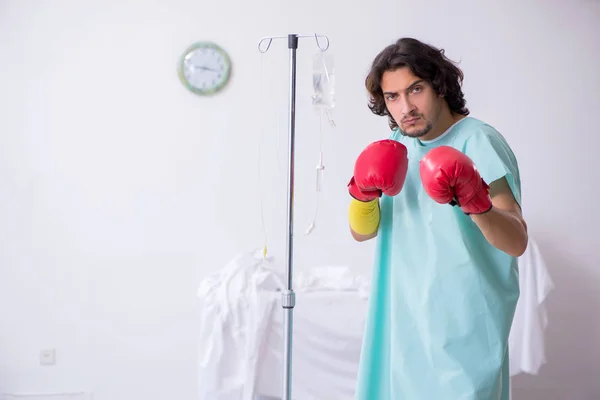 Jovem que permanece no hospital em conceito de transfusão — Fotografia de Stock