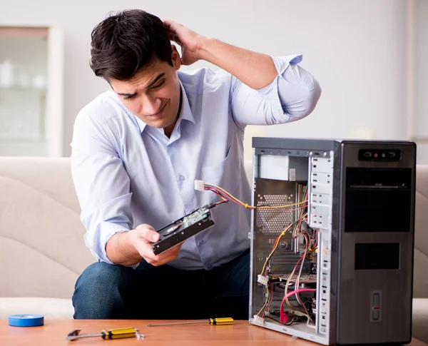 Gefrustreerde man met gebroken pc computer — Stockfoto