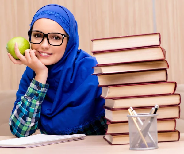 Muslimisches Mädchen bereitet sich auf Aufnahmeprüfungen vor — Stockfoto