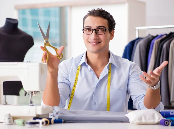 Jeune homme tailleur travaillant sur de nouveaux vêtements — Photo