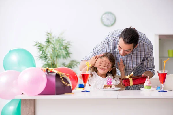 Papà festeggia il compleanno con sua figlia — Foto Stock