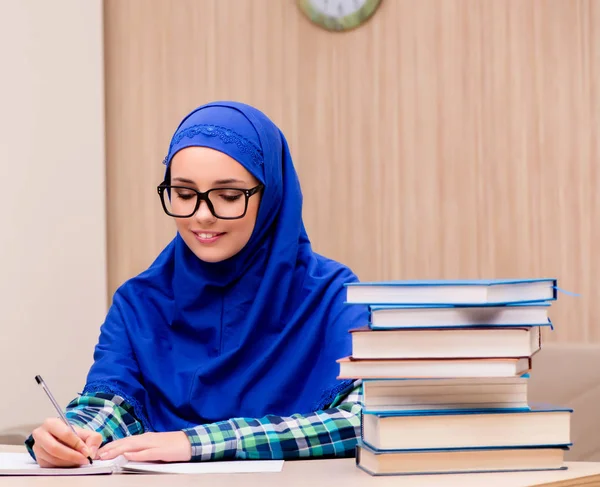 Muslim girl preparing for entry exams — Stock Photo, Image