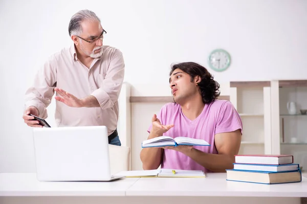 Oude vader helpt zijn zoon bij de voorbereiding van het examen — Stockfoto