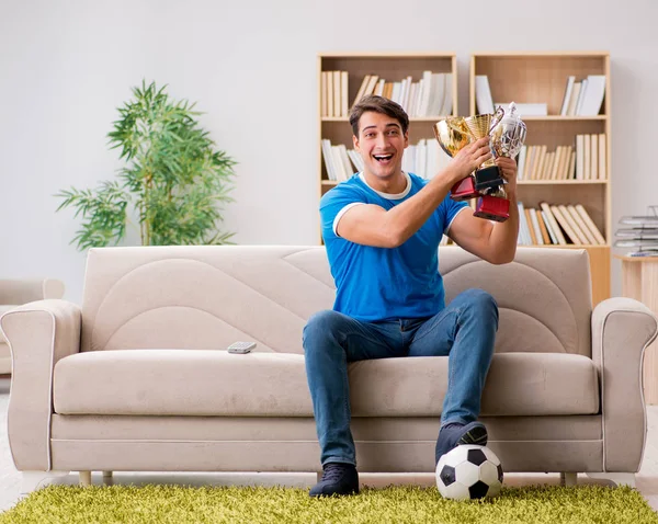 Hombre viendo fútbol en casa —  Fotos de Stock