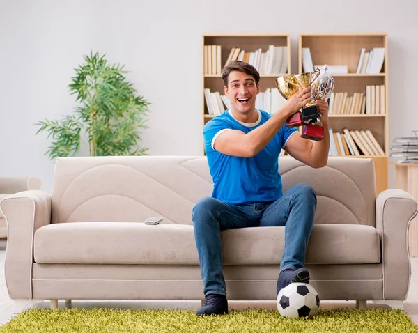 Uomo guardando il calcio a casa — Foto Stock