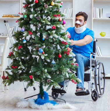 Sakatlanan adam Noel 'i evde kutluyor