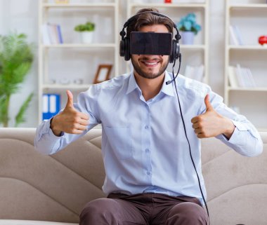 Öğrenci oyuncu evde oyun oynuyor