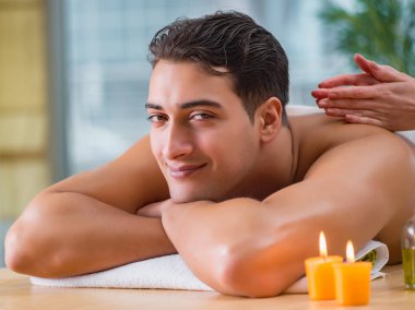 Masaj sırasında yakışıklı bir adam.