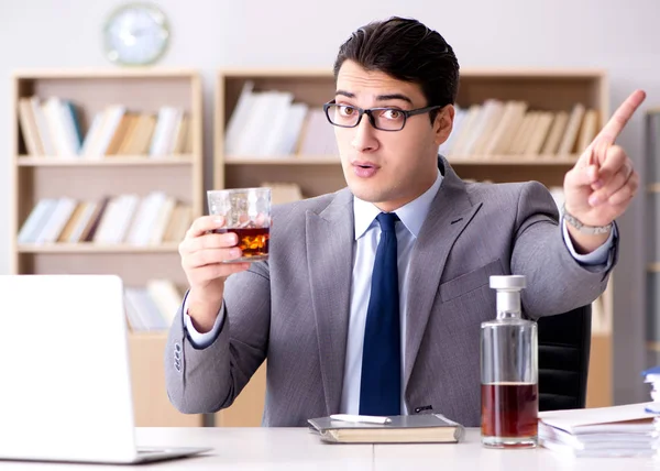 Jonge zakenman drinkt van stress — Stockfoto