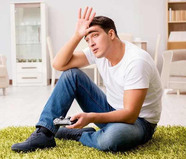 Homem viciado em jogos de computador — Fotografia de Stock