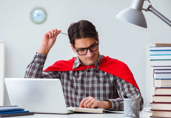 Superhelden-Schüler mit Büchern für Prüfungen — Stockfoto