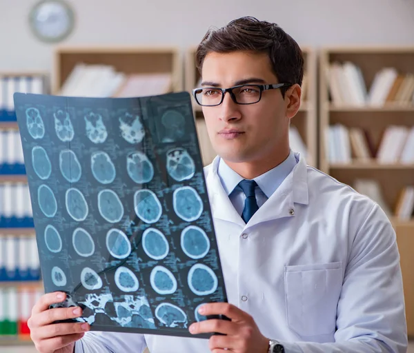 Junge Ärztin schaut sich Computertomographie-Röntgenbild an — Stockfoto