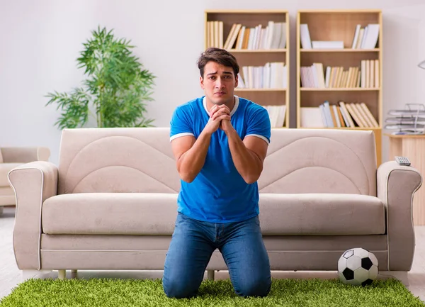 Man die thuis voetbal kijkt zittend op de bank — Stockfoto