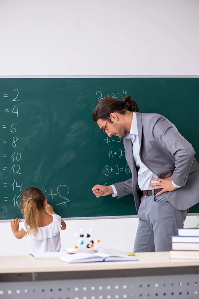 Leraar met jong meisje in de klas — Stockfoto