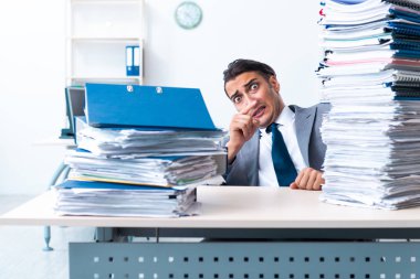 Ağır evrak işleriyle uğraşan bir iş adamı
