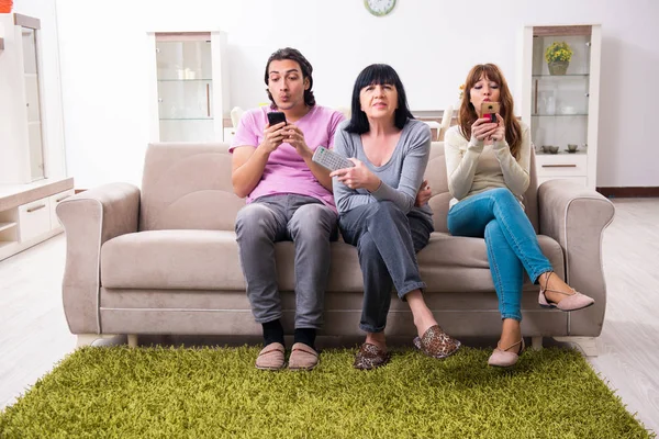 Concetto di famiglia e suocera nelle questioni familiari — Foto Stock