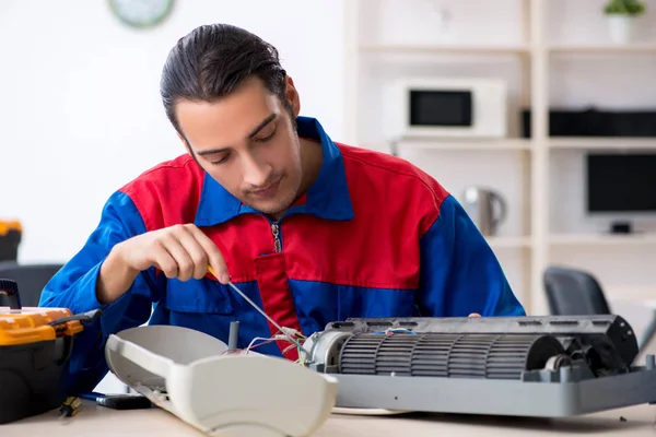 Ung reparatör som reparerar luftkonditioneringen på garanticentret — Stockfoto