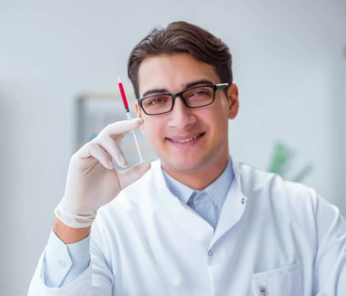 Şırıngalı genç doktor.